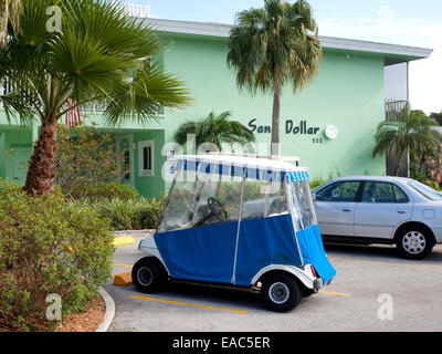Coperta golf cart in motel parcheggio Foto Stock