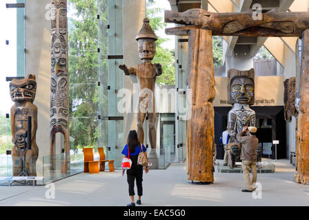 Scolpiti totem nella grande hall presso il Museo di Antropologia, Vancouver, British Columbia Foto Stock