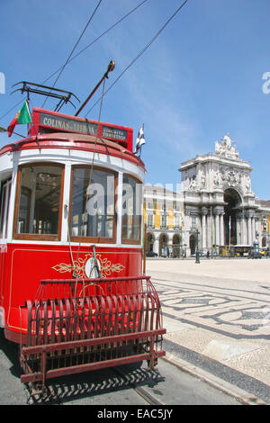 Tradizionale in rosso con il tram in Praça do Comércio (o Piazza del commercio), Lisbona, Portogallo. Foto Stock