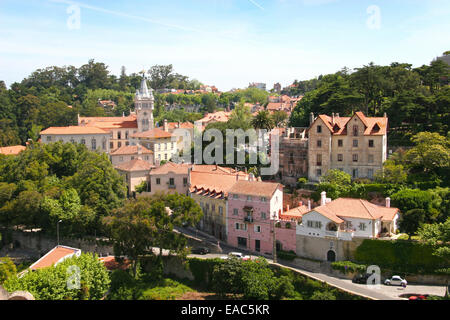 Bellissima vista del centro storico di Sintra con edifici tradizionali, distretto di Lisbona Portogallo Portogallo. Foto Stock