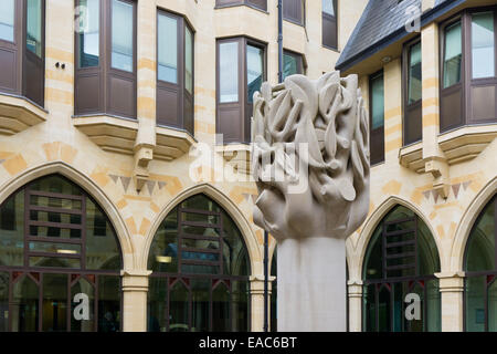 Una scultura moderna in pietra, chiamato albero da Richard Perry; in The Guildhall estensione, Northampton, Regno Unito Foto Stock