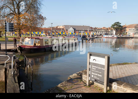 Imbarcazioni strette in Stratford upon Avon canal nel centro della città, a Stratford upon Avon, Warwickshire, Regno Unito Foto Stock