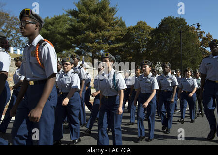 Macon, GA, Stati Uniti d'America. Xi Nov, 2014. Alta scuola gruppi JROTC marzo nel giorno dei veterani sfilano davanti di Marietta Cimitero Nazionale. © Robin Rayne Nelson/ZUMA filo/Alamy Live News Foto Stock