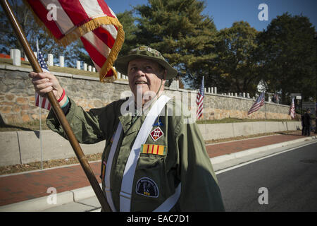 Marietta, GA, Stati Uniti d'America. Xi Nov, 2014. Guerra del Vietnam vet marche nel giorno dei veterani sfilano davanti di Marietta Cimitero Nazionale. Credito: Robin Rayne Nelson/ZUMA filo/Alamy Live News Foto Stock