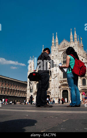 L'Italia, Lombardia, Milano, Piazza Duomo, Piazza Duomo Catherdral, Turisti Foto Stock