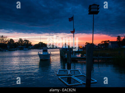 Sunrise a Knapps si restringe, Tilghman Island Maryland USA Foto Stock