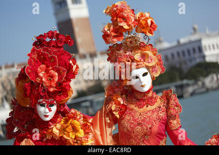 Il carnevale di Venezia / Il Campanile in background Foto Stock