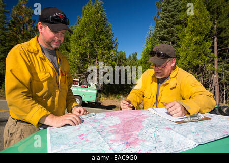 I vigili del fuoco di affrontare il re il fuoco che bruciò 97,717 acri di El Dorado National Forest in California, Stati Uniti d'America. A seguito di una Foto Stock