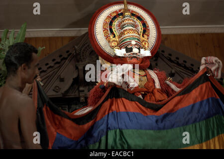 Prestazioni del Kathakali, una danza classica indiana-dramma, in Fort Kochi Theatre, Kerala, India del Sud. Foto Stock