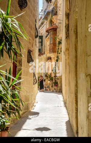 Rabat, Malta, strada stretta con i tradizionali edifici in pietra arenaria Foto Stock