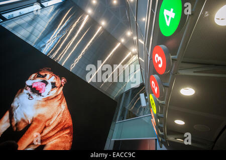 Un display digitale in corrispondenza di un ingresso della nuova Fulton Center di Manhattan a New York Foto Stock