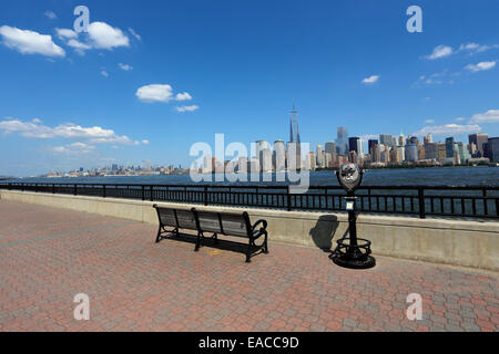 La parte inferiore di Manhattan e libertà torre come visto dal davanti al Fiume Hudson in Liberty State Park Jersey City New Jersey Foto Stock