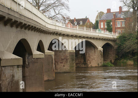 Tenbury Wells ponte che attraversa il fiume teme. Foto Stock