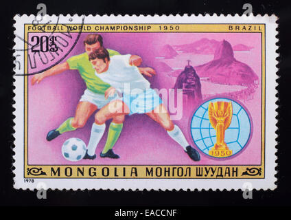 Mongolia - circa 1978: un timbro postale stampato in mongolo mostra immagine del Campionato Mondiale di Calcio 1950 Brasile, serie piedi Foto Stock