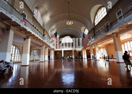La grande hall all'interno della storica Ellis Island centro di immigrazione e il Museo del Porto di New York Foto Stock