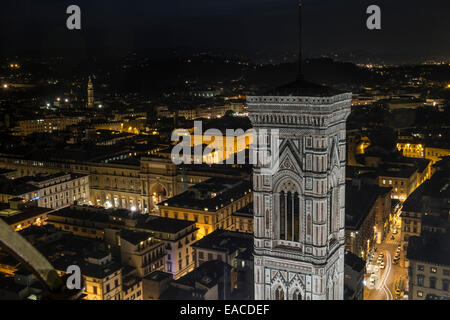 Una vista su Firenze di notte dal Duomo che mostra il campanile di Giotto sulla destra Foto Stock