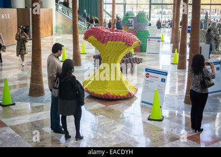 Affamati di nucleo di Leslie E. Robertson Assoc. nel ventiduesimo Canstruction annuale concorso di Design in New York Foto Stock