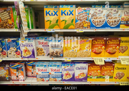 Scatole di General Mills cereali per la prima colazione vengono miscelati con house brand simile sugli scaffali del supermercato Foto Stock