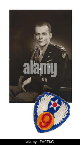 Ritratto di Curtis E. Filamento del nono United States Army Air Forces USAAF e una spalla patch dalla sua uniforme militare Foto Stock