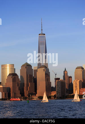 Vista della parte inferiore di Manhattan e il Freedom Tower al tramonto da Liberty State Park in Jersey City New Jersey Foto Stock