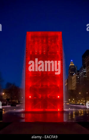 Una fontana con una chiara esterno cambia colore come lampadine LED all'interno di candelette di diversi colori tra cui il rosso mostrato qui Foto Stock