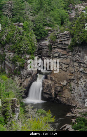 Una vista in lontananza la massiccia Linville Falls versando su di una roccia in Linville Gorge Foto Stock