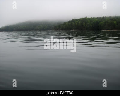 Nebbia in rotoli su una mattina di primavera sul lago Jocassee Foto Stock