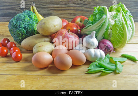 Freschi prodotti biologici quali frutta e verdura Foto Stock