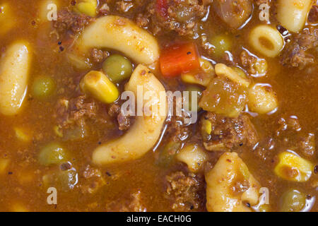 Molto vicino in vista di hamburger minestra con pasta e verdure. Foto Stock