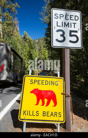 Un giallo Spped uccide porta segno nel Parco Nazionale di Yosemite, ogni segno segna un punto in cui un orso è stato ucciso da traffico, California, USA. Foto Stock