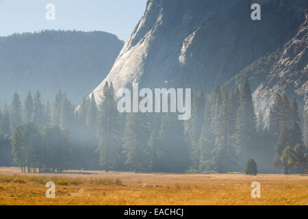 Fumo di un fuoco di foresta sovrasta la valle di Yosemite nel Parco Nazionale di Yosemite in California, Stati Uniti d'America. Dopo quattro anni di Foto Stock