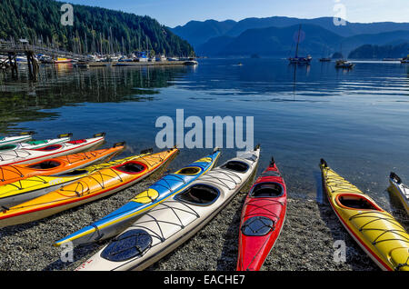 Kayaks colorati sono allineati sulla spiaggia di Baia profonda di Canoa e Kayak Center. Deep Cove, quartiere di North Vancouver, Britis Foto Stock