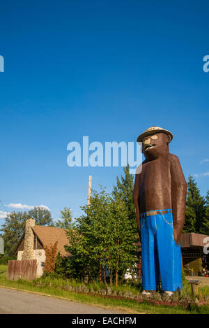 Giant Smokey l'Orso, attrazione sul ciglio della strada, nei pressi di Revelstoke, British Columbia, Canada Foto Stock