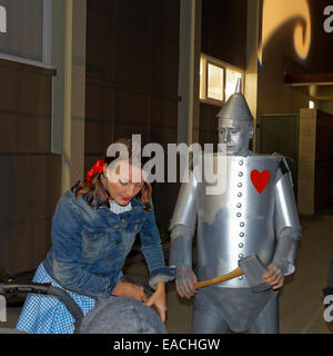 Dorothy e lo stagno Man. Sfilata di anime perdute Festival 2014, Unità Commerciali di vicinato, Vancouver, British Columbia, Canada Foto Stock