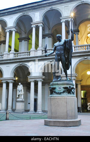 L'Italia, Lombardia, Milano, Brera Accademia d'Arte, il cortile con la statua di Napoleone di Antonio Canova Foto Stock