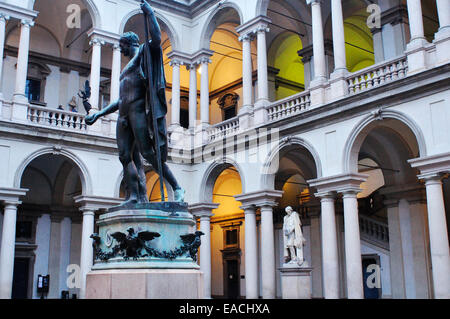 L'Italia, Lombardia, Milano, Brera Accademia d'Arte, il cortile con la statua di Napoleone di Antonio Canova Foto Stock