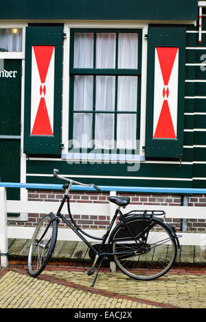 Una bicicletta parcheggio di fronte al tipico Holland House Foto Stock