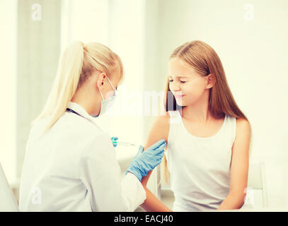 Medico facendo del vaccino per bambini in ospedale Foto Stock