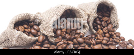 I chicchi di caffè in un sacco di tela su sfondo bianco Foto Stock