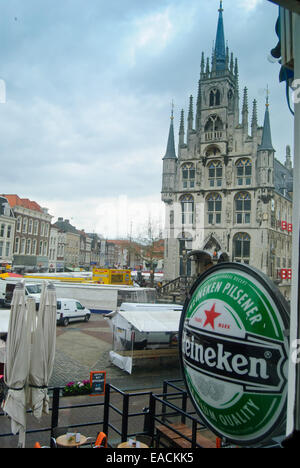 Il vecchio municipio da un ristorante presso la piazza del mercato, Gouda Foto Stock