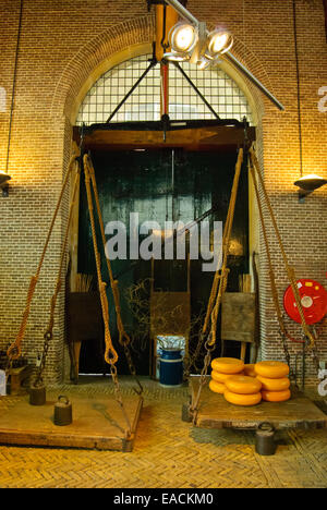 La vecchia scala per pesare il formaggio nel Waag di Gouda Foto Stock