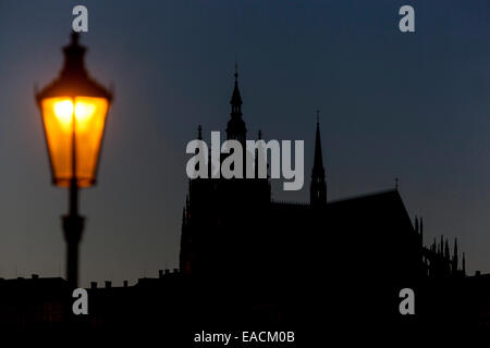 Sagoma del castello di Praga, cattedrale di Praga, Hradcany, skyline di Praga sul tetto notturno, lampione in primo piano Foto Stock