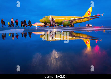 Il jet e i passeggeri e riflessioni Foto Stock