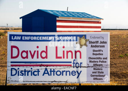 Un agricoltori patriottica fienile vicino a Fresno, California, Stati Uniti d'America, con un poster di politici. Foto Stock