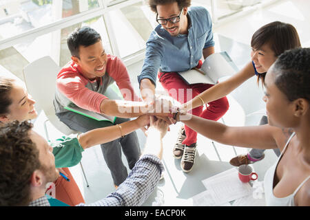 Azienda creativa persone che si collegano le mani in huddle Foto Stock