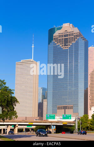 Houston skyline da Allen Parkway al Texas US STATI UNITI D'AMERICA Foto Stock