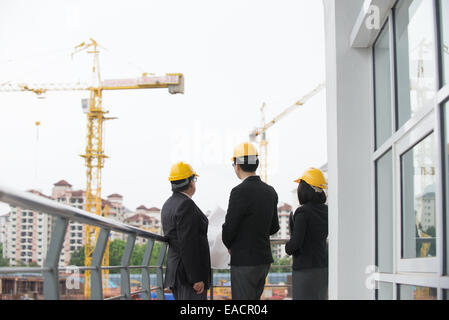 Asian architect team nella discussione sul cantiere Foto Stock