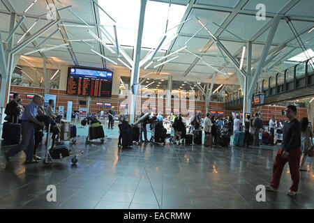 Vancouver, BC Canada - 13 Settembre 2014 : persone in fila per il controllo in volo con motion blur all'interno YVR airport Foto Stock