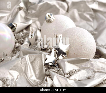 Decorazione di Natale con le palle e stelle di argento Foto Stock