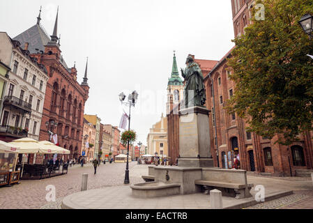 Nicolaus Copernicus statua che si trova nella città vecchia di Torun, Polonia Foto Stock